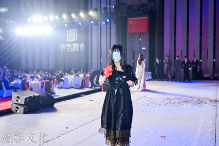 創(chuàng)新引領(lǐng)教育，微課錄制成為學(xué)生聚焦的關(guān)鍵